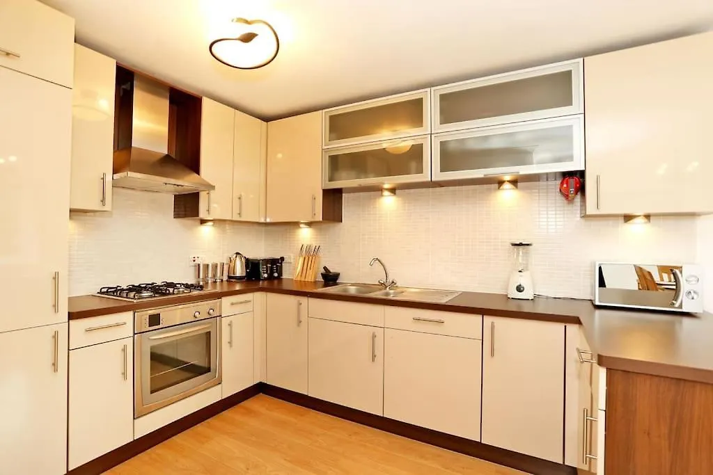 Spacious 4 Bedroom Townhouse Near Scenic Beach & City Centre Aberdeen 0*,