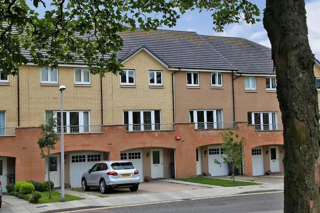 Spacious 4 Bedroom Townhouse Near Scenic Beach & City Centre Aberdeen